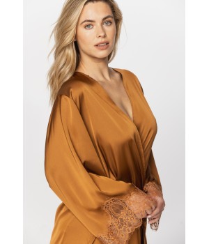 Bezaubernder kurzer Kimono aus Satin-Mikrofaser mit weiten langen Ärmeln und Spitzenbündchen