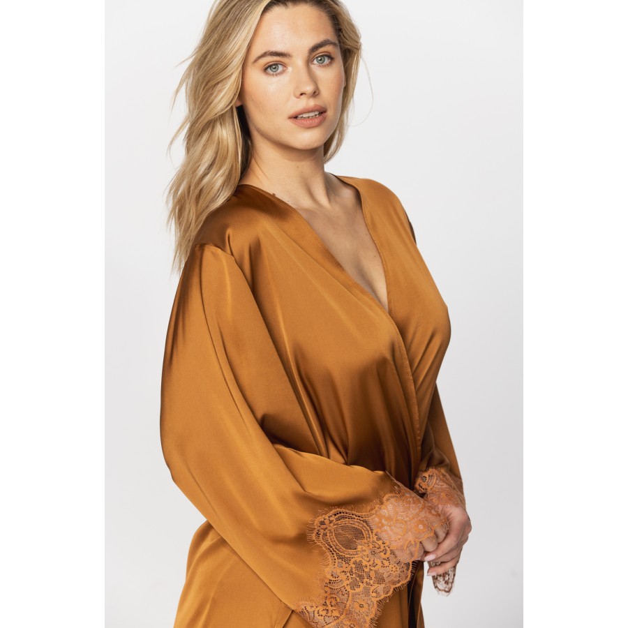 Bezaubernder kurzer Kimono aus Satin-Mikrofaser mit weiten langen Ärmeln und Spitzenbündchen