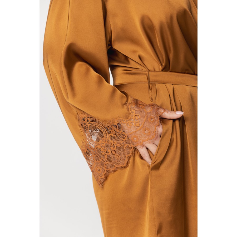 Bezaubernder kurzer Kimono aus Satin-Mikrofaser mit weiten langen Ärmeln und Spitzenbündchen