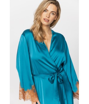 Bezaubernder kurzer Kimono aus Satin-Mikrofaser mit weiten langen Ärmeln und Spitzenbündchen