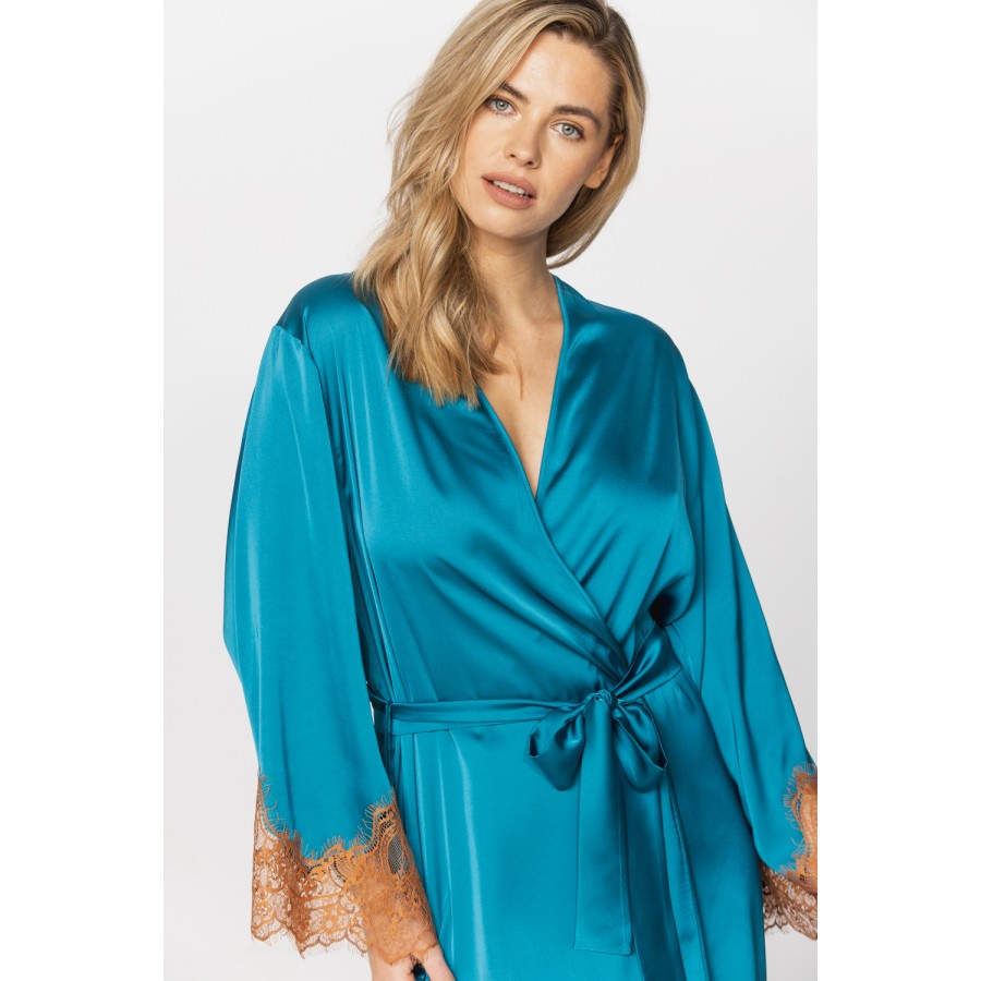 Bezaubernder kurzer Kimono aus Satin-Mikrofaser mit weiten langen Ärmeln und Spitzenbündchen