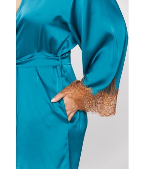 Gorgeous little dressing gown in microfibre satin with long, wide sleeves enhanced with lace