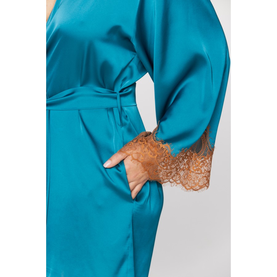 Gorgeous little dressing gown in microfibre satin with long, wide sleeves enhanced with lace