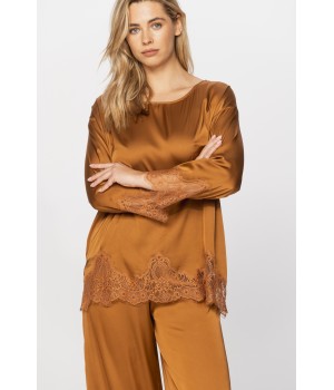 Pyjamas in microfibre satin, with a long-sleeved top and wide, loose-fitting bottoms