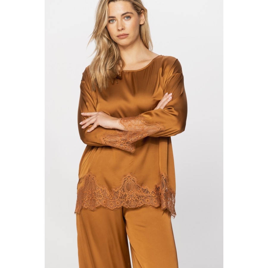 Pyjamas in microfibre satin, with a long-sleeved top and wide, loose-fitting bottoms