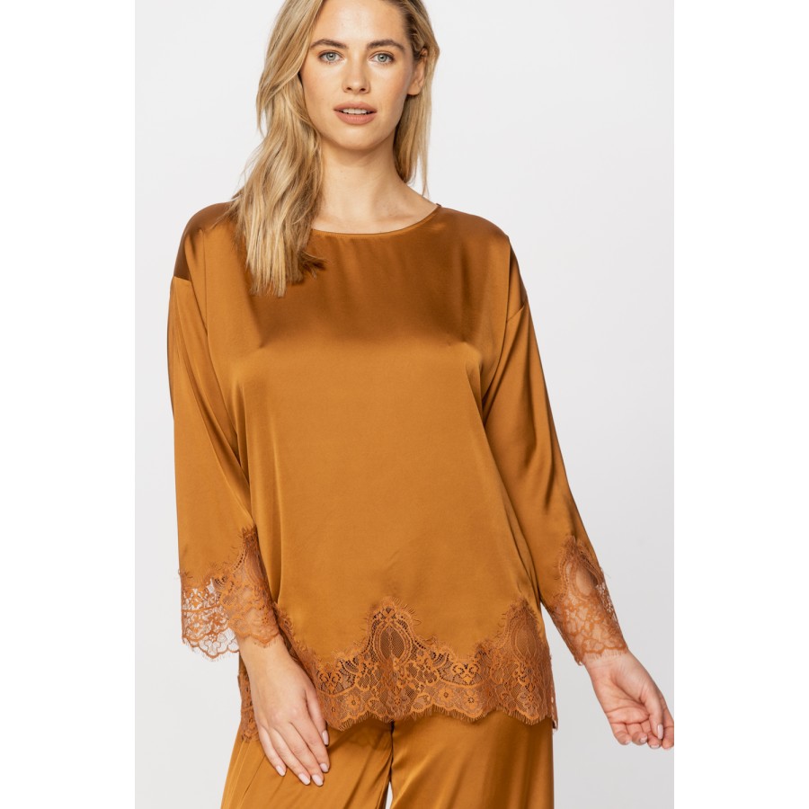 Pyjamas in microfibre satin, with a long-sleeved top and wide, loose-fitting bottoms