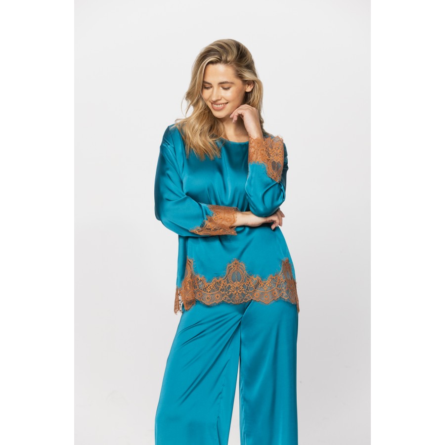 Pyjamas in microfibre satin, with a long-sleeved top and wide, loose-fitting bottoms