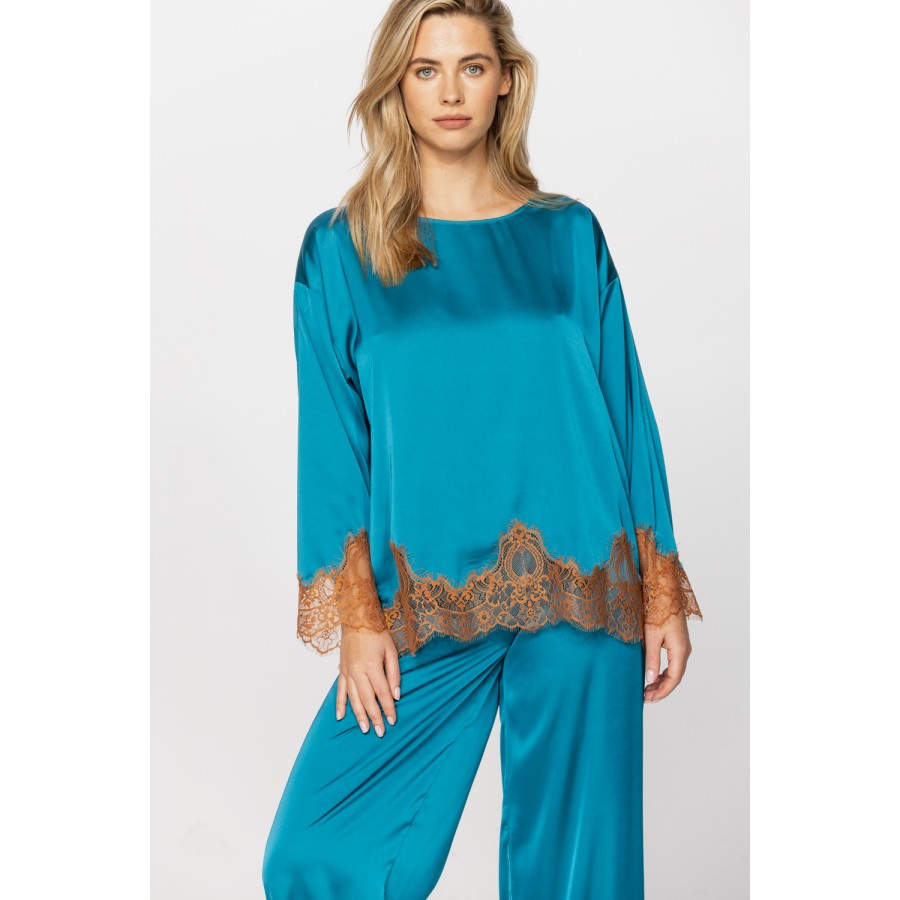 Pyjamas in microfibre satin, with a long-sleeved top and wide, loose-fitting bottoms