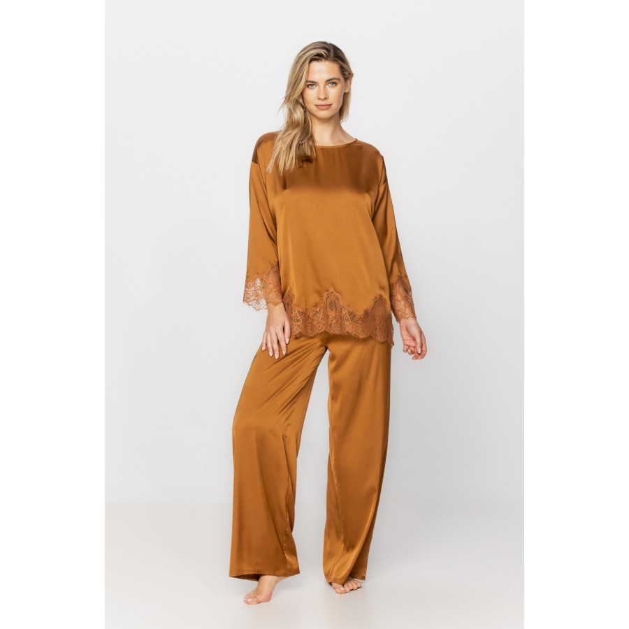 Pyjamas in microfibre satin, with a long-sleeved top and wide, loose-fitting bottoms