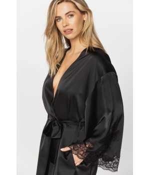 Herrlicher Kimono aus Satin-Mikrofaser mit weiten langen Ärmeln mit Spitze