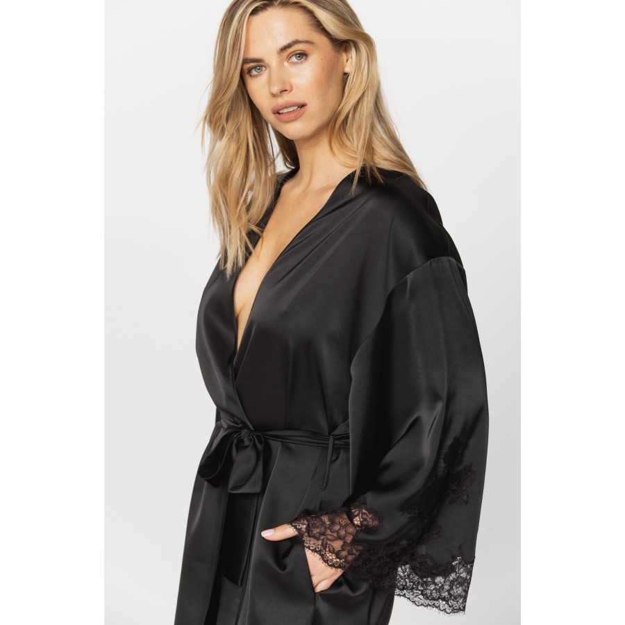 Herrlicher Kimono aus Satin-Mikrofaser mit weiten langen Ärmeln mit Spitze