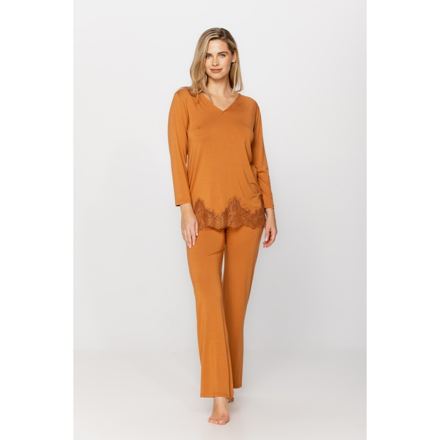 Pyjamas in flowing micromodal fabric with a V-neckline and criss-cross straps at the back