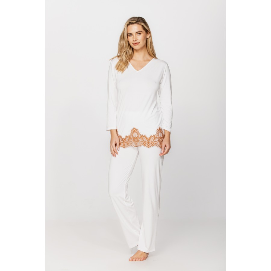 Pyjamas in flowing micromodal fabric with a V-neckline and criss-cross straps at the back