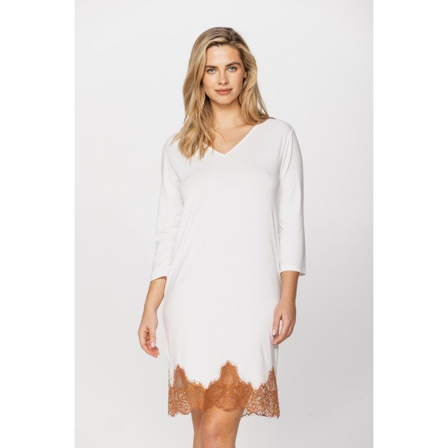 Chemise de nuit style tunique en micromodal, manches ¾, jeu de lacets et dentelle