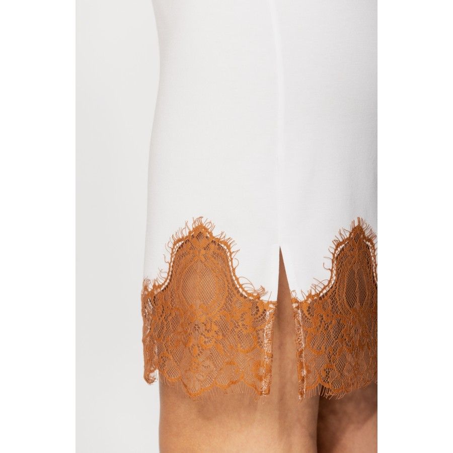 Nachthemd im Tunika-Stil aus Micromodal mit ¾-Ärmeln, verspielter Schnürung am Rücken und Spitze