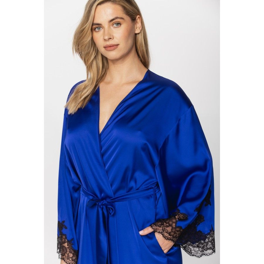 Kimono-style dressing gown in microfibre satin with loose-fitting long sleeves, enhanced with lace