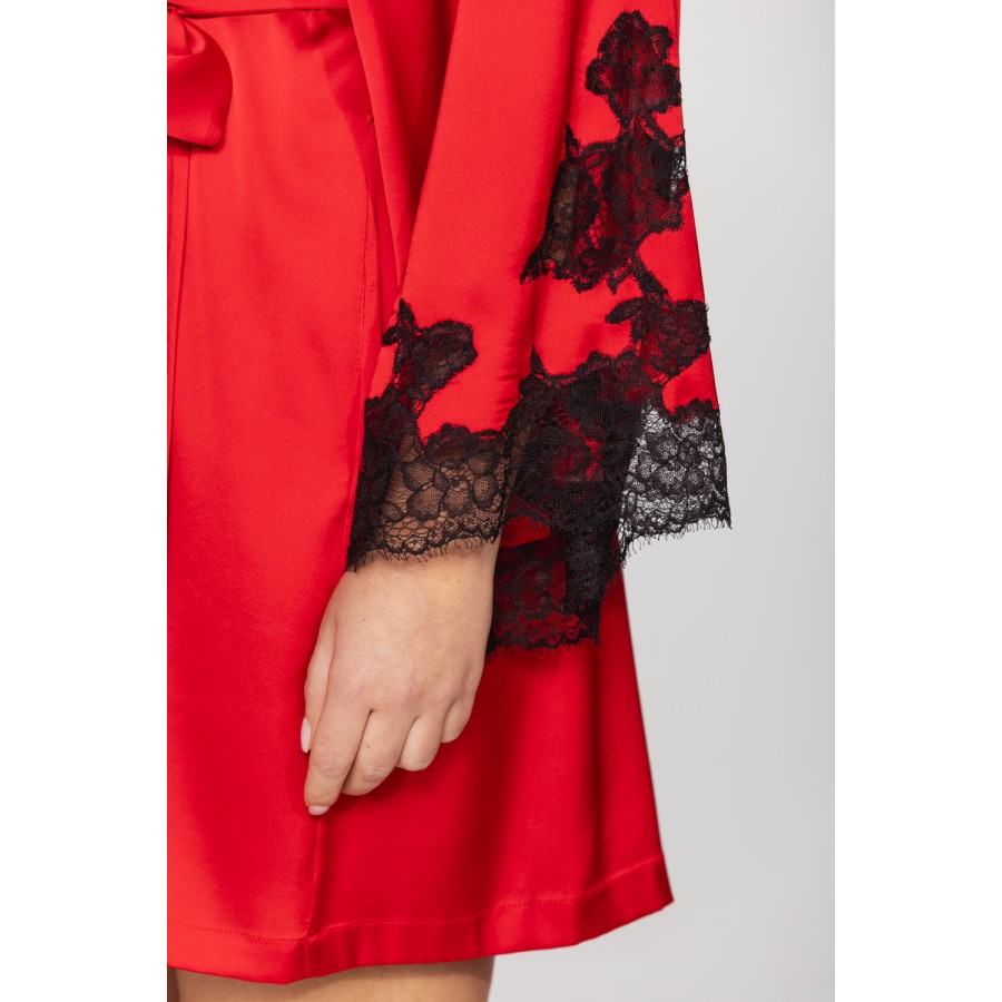 Kimono-style dressing gown in microfibre satin with loose-fitting long sleeves, enhanced with lace