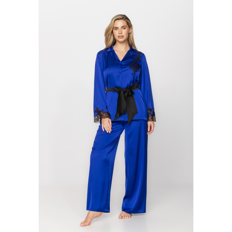 Pyjamas in microfibre satin fabric, kimono-style top and loose-fitting bottoms in bright colours