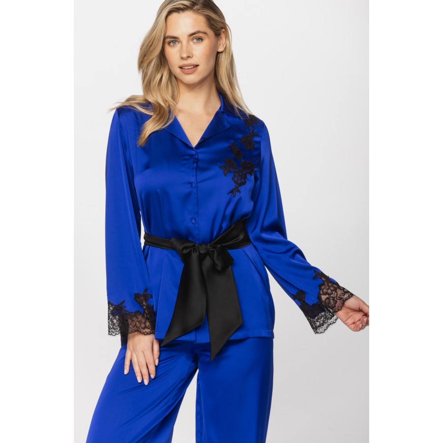 Pyjamas in microfibre satin fabric, kimono-style top and loose-fitting bottoms in bright colours