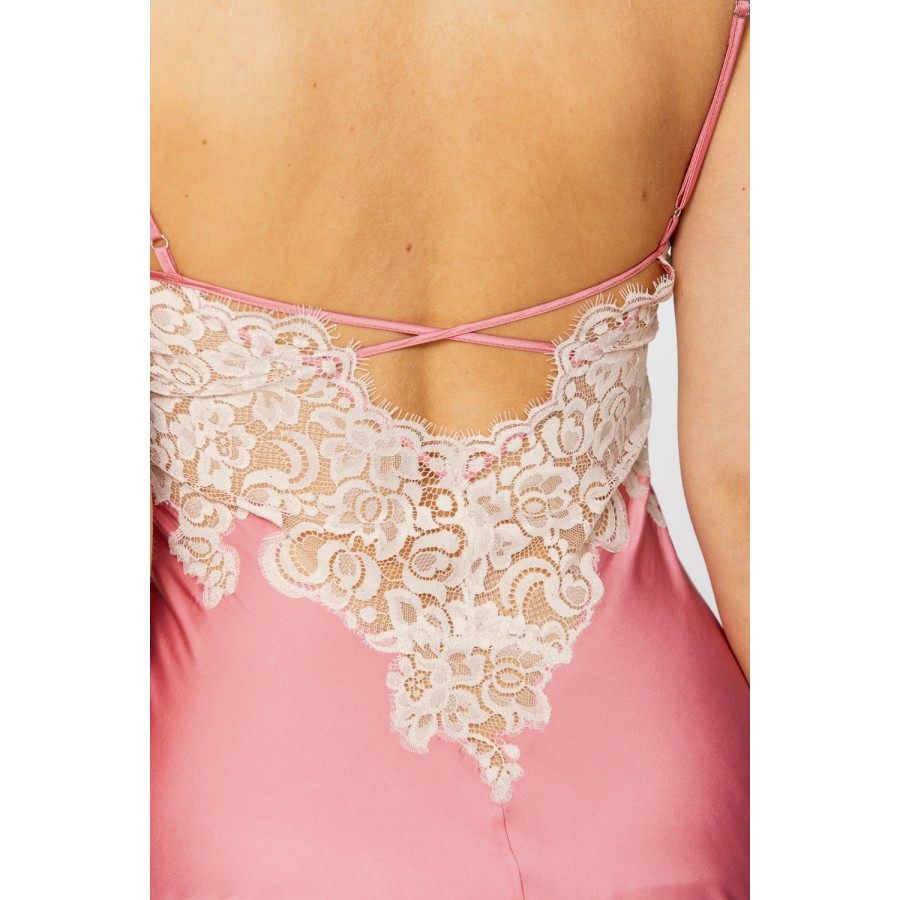 Ravissante nuisette en satin mucrofibre couleur rose girly et dentelle blanche