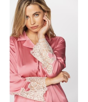 Ensemble pyjama en satin microfibre couleur rose girly et dentelle blanche