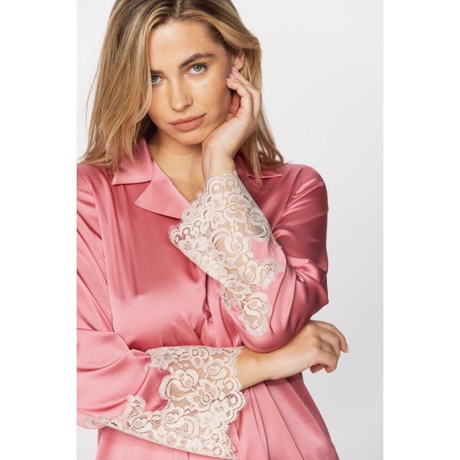 Ensemble pyjama en satin microfibre couleur rose girly et dentelle blanche