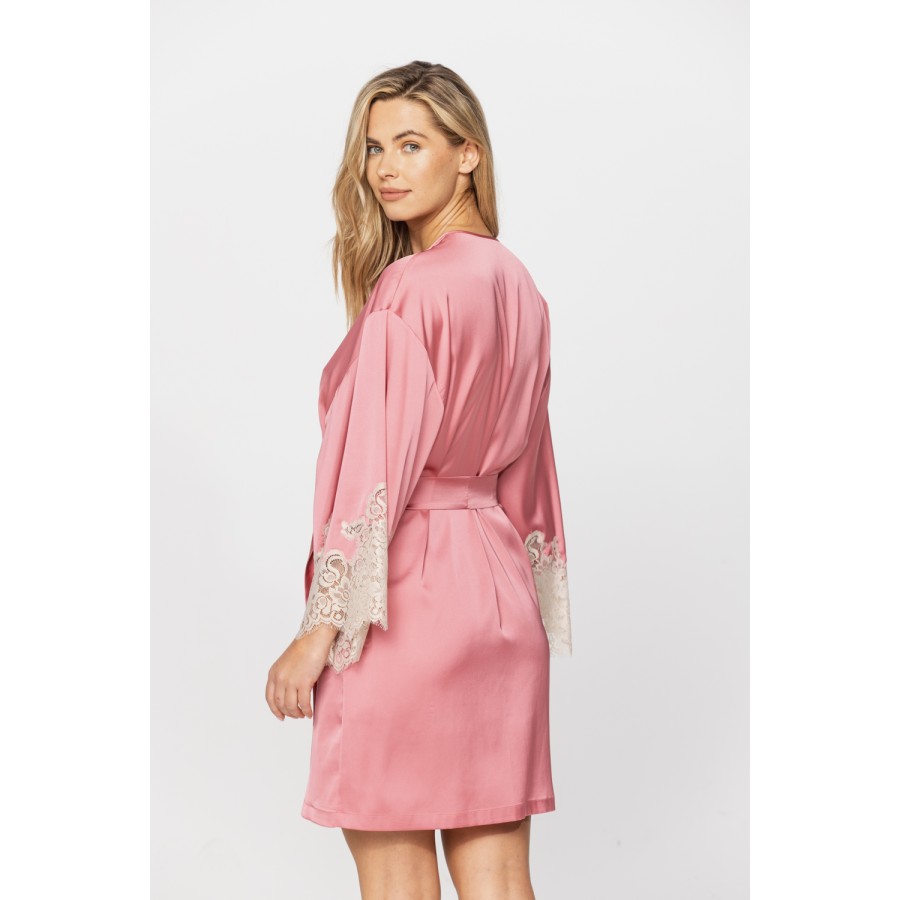 Schöner kurzer Kimono aus Satin-Mikrofaser in Girly-Rosa mit weißer Spitze