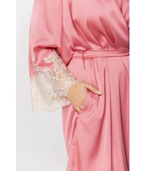 Schöner kurzer Kimono aus Satin-Mikrofaser in Girly-Rosa mit weißer Spitze