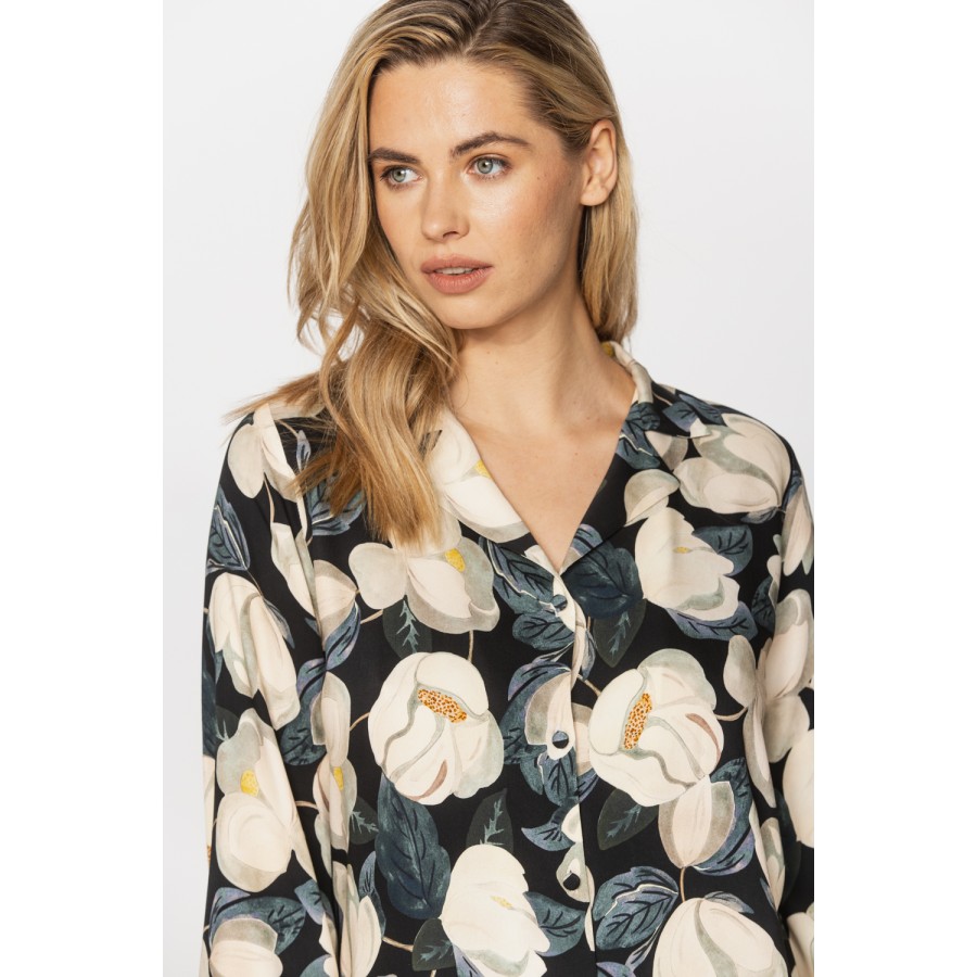 Pyjama aus Satin-Mikrofaser mit Magnolienprint auf pinkem oder schwarzem Hintergrund