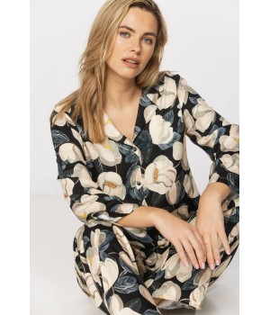 Pyjama aus Satin-Mikrofaser mit Magnolienprint auf pinkem oder schwarzem Hintergrund