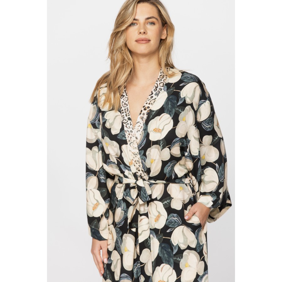 Schöner kurzer Kimono aus Satin-Mikrofaser mit Magnolienprint auf pinkem oder schwarzem Hintergrund