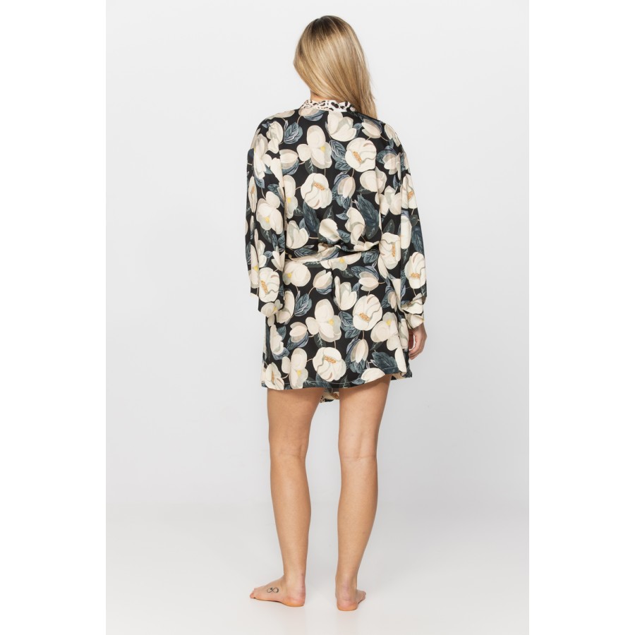 Schöner kurzer Kimono aus Satin-Mikrofaser mit Magnolienprint auf pinkem oder schwarzem Hintergrund