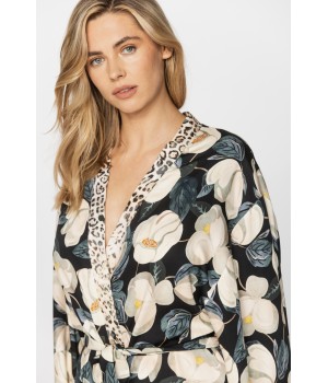 Schöner kurzer Kimono aus Satin-Mikrofaser mit Magnolienprint auf pinkem oder schwarzem Hintergrund