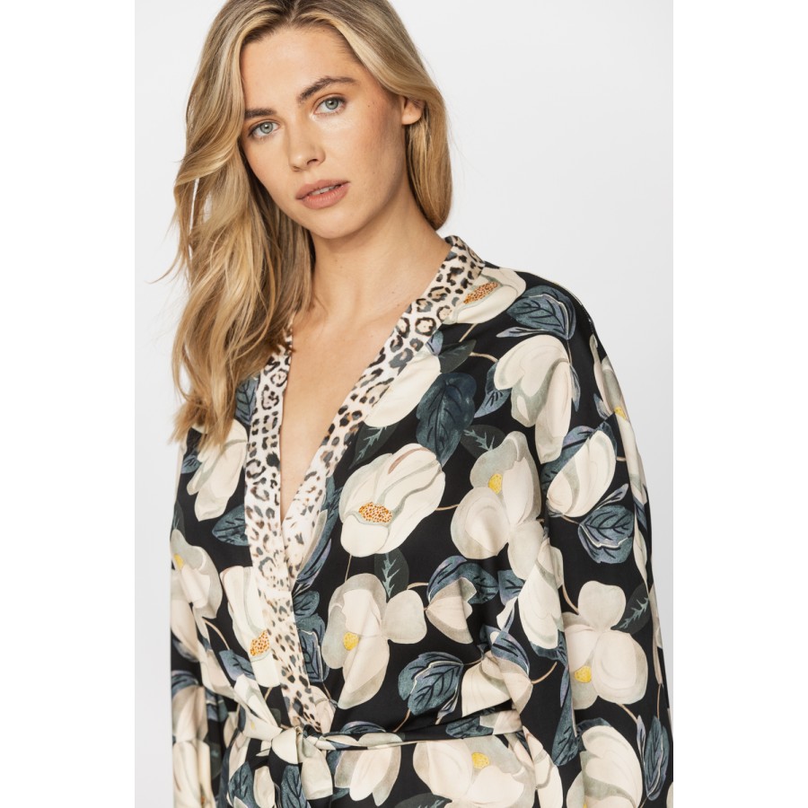 Schöner kurzer Kimono aus Satin-Mikrofaser mit Magnolienprint auf pinkem oder schwarzem Hintergrund