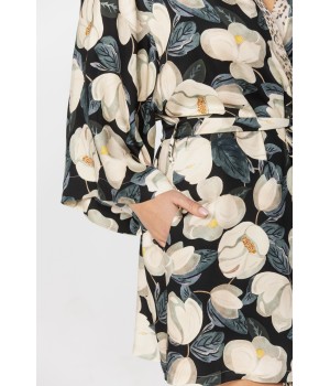 Schöner kurzer Kimono aus Satin-Mikrofaser mit Magnolienprint auf pinkem oder schwarzem Hintergrund