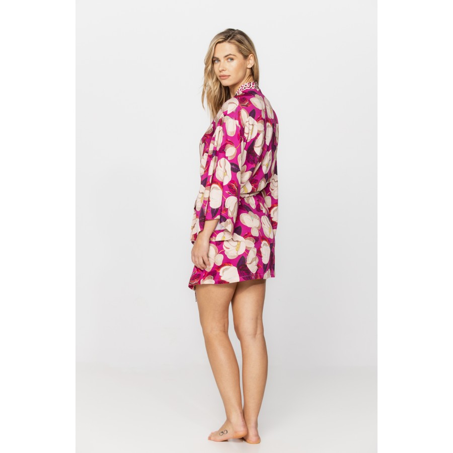 Pretty little kimono-style dressing gown in microfibre satin with magnolia print on a fuchsia or black background