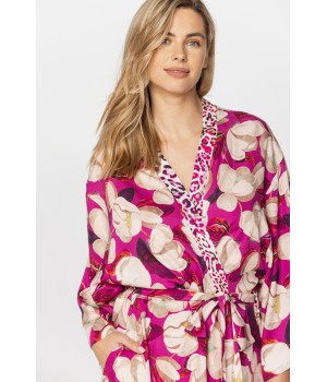 Pretty little kimono-style dressing gown in microfibre satin with magnolia print on a fuchsia or black background