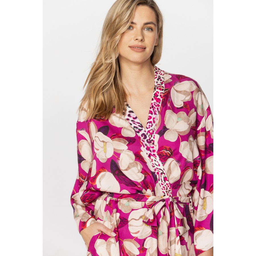 Pretty little kimono-style dressing gown in microfibre satin with magnolia print on a fuchsia or black background