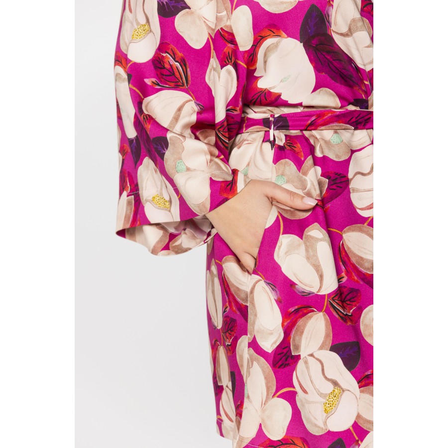 Pretty little kimono-style dressing gown in microfibre satin with magnolia print on a fuchsia or black background