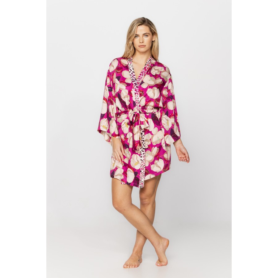 Pretty little kimono-style dressing gown in microfibre satin with magnolia print on a fuchsia or black background