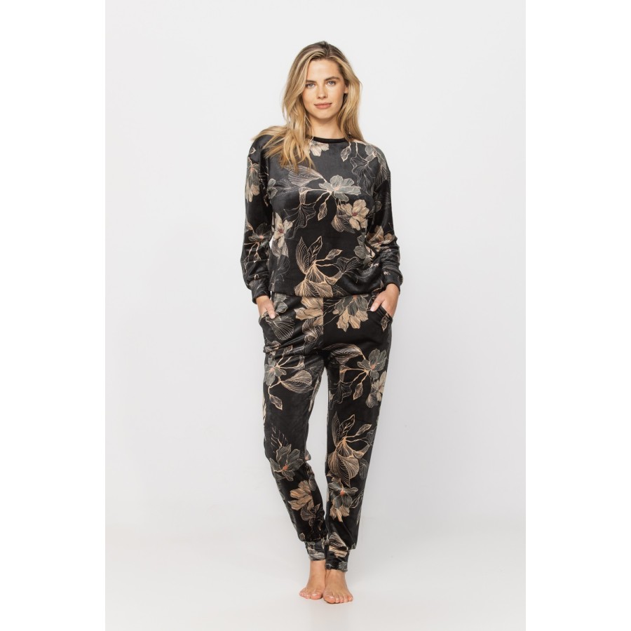 Pijama ajustado negro con estampado floral