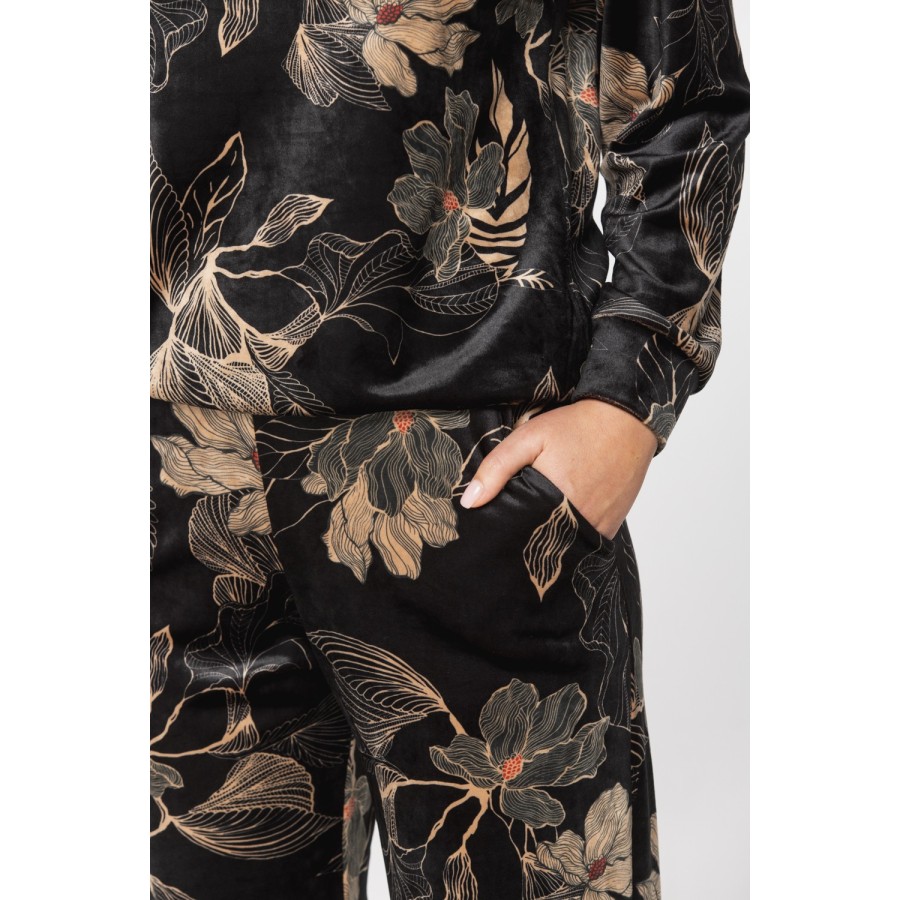Talle delantero de pijama ajustado con flores negras