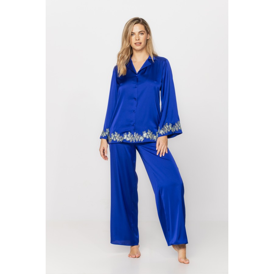 Herrlicher zweiteiliger Pyjama aus Satin-Mikrofaser in Persischblau mit weißer Stickerei