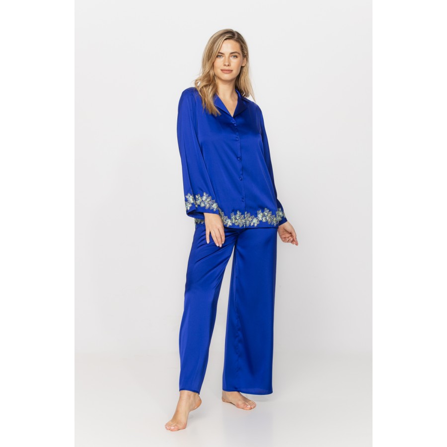 Herrlicher zweiteiliger Pyjama aus Satin-Mikrofaser in Persischblau mit weißer Stickerei