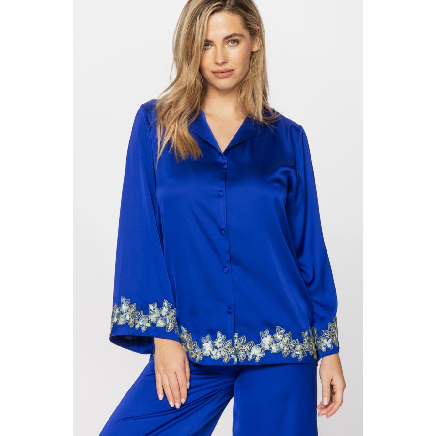 Herrlicher zweiteiliger Pyjama aus Satin-Mikrofaser in Persischblau mit weißer Stickerei