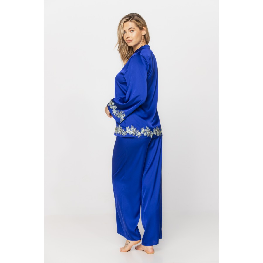 Herrlicher zweiteiliger Pyjama aus Satin-Mikrofaser in Persischblau mit weißer Stickerei