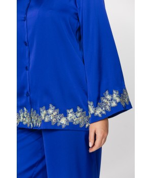 Herrlicher zweiteiliger Pyjama aus Satin-Mikrofaser in Persischblau mit weißer Stickerei