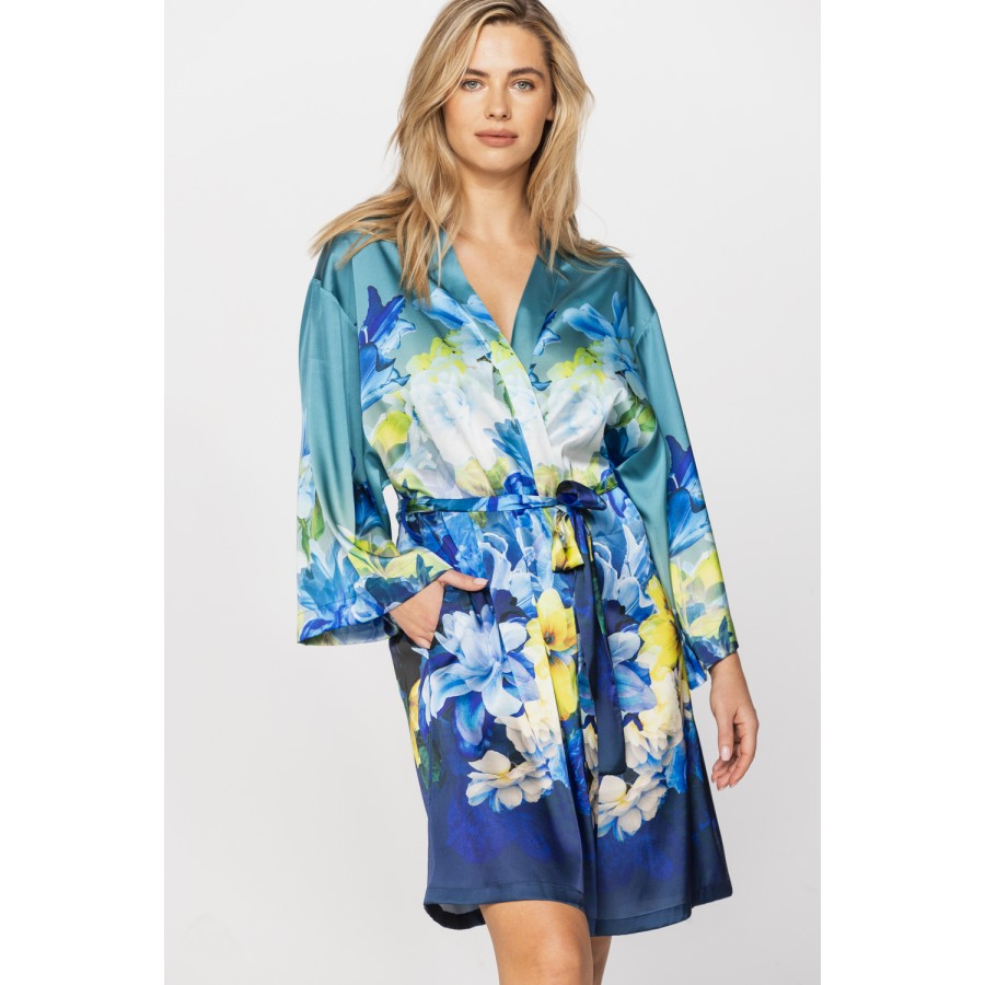 Elegant déshabillé arrivant au genoux en satin et imprimé de fleurs en camaieu de bleu et jaune