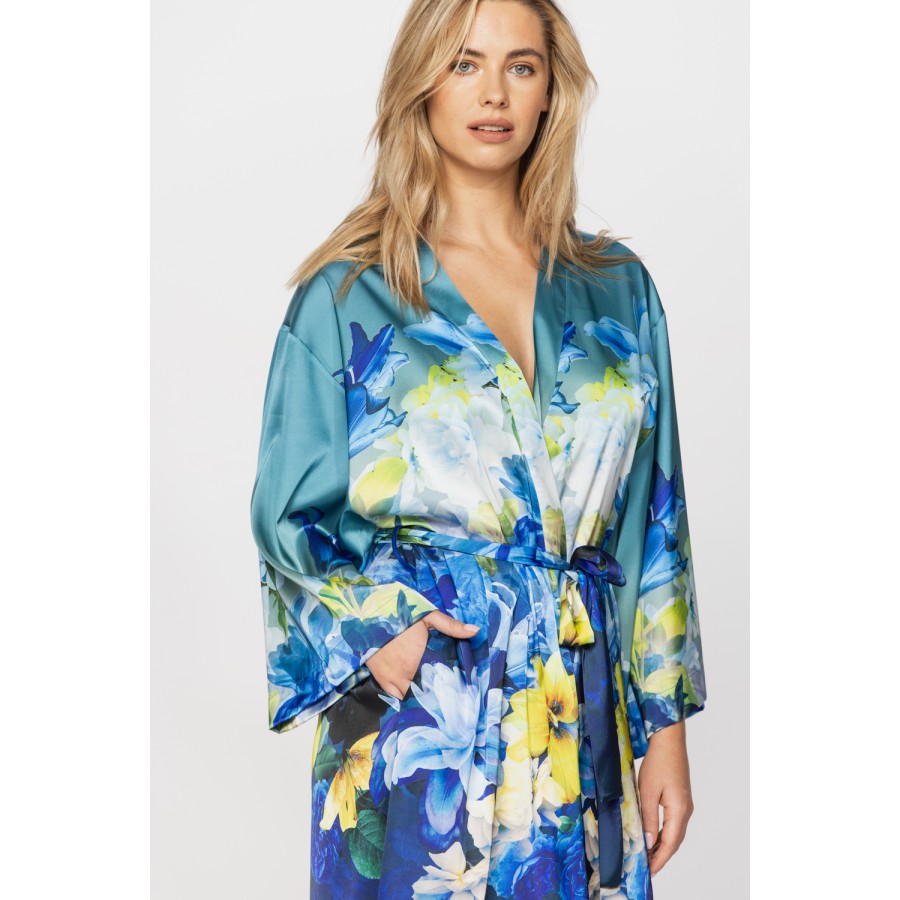 Elegant déshabillé arrivant au genoux en satin et imprimé de fleurs en camaieu de bleu et jaune