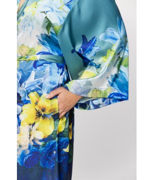 Elegant knee-length satin dressing gown with a floral print in shades of blue and yellow